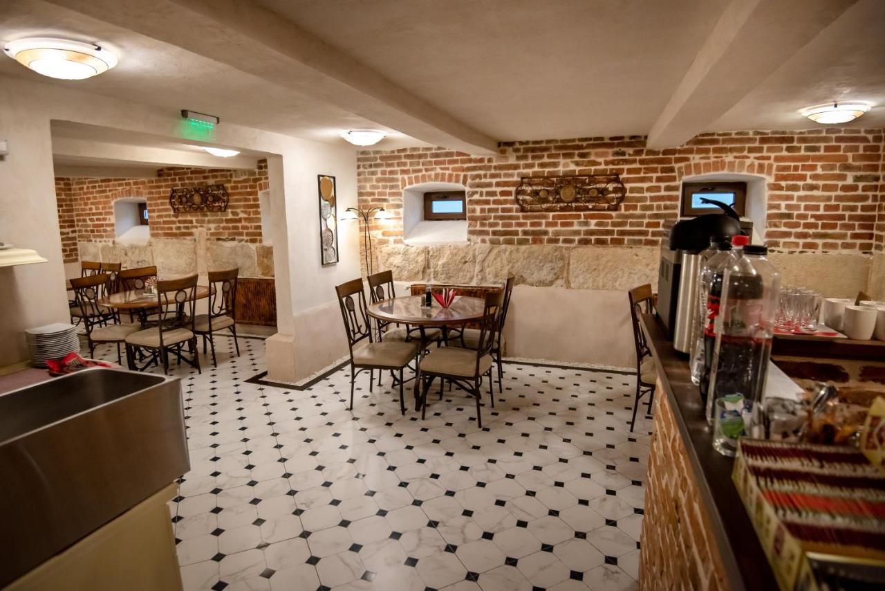 Bed and Breakfast Ana Boutique Алба-Юлия Экстерьер фото